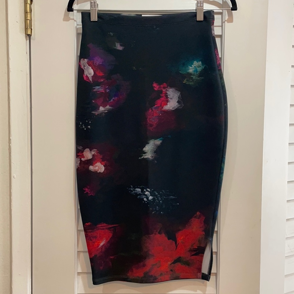 Stunning pencil skirt 🎨